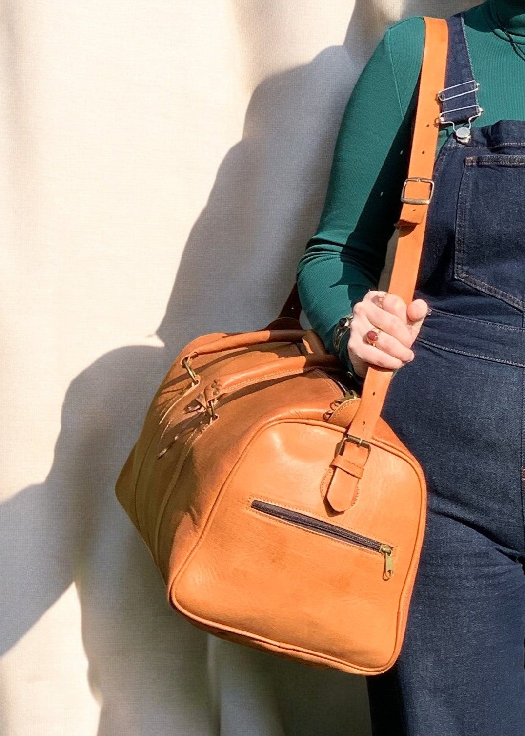 Sturdy leather travel bag