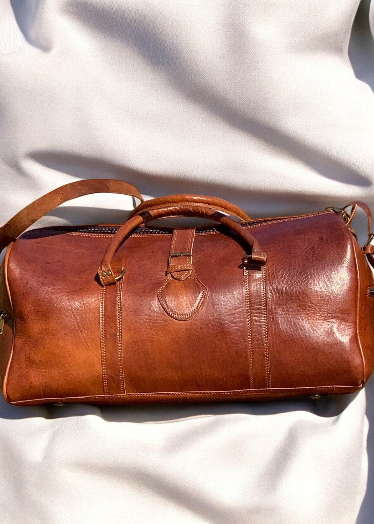 Sturdy leather travel bag