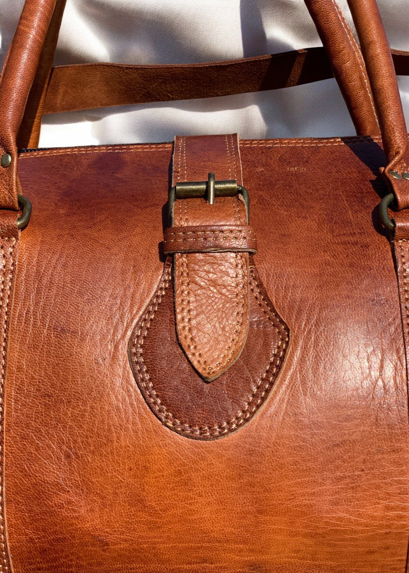 Sturdy leather travel bag