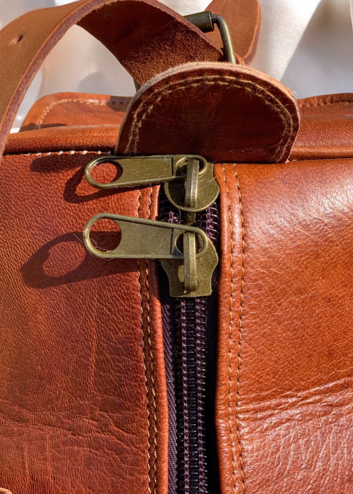 Sturdy leather travel bag