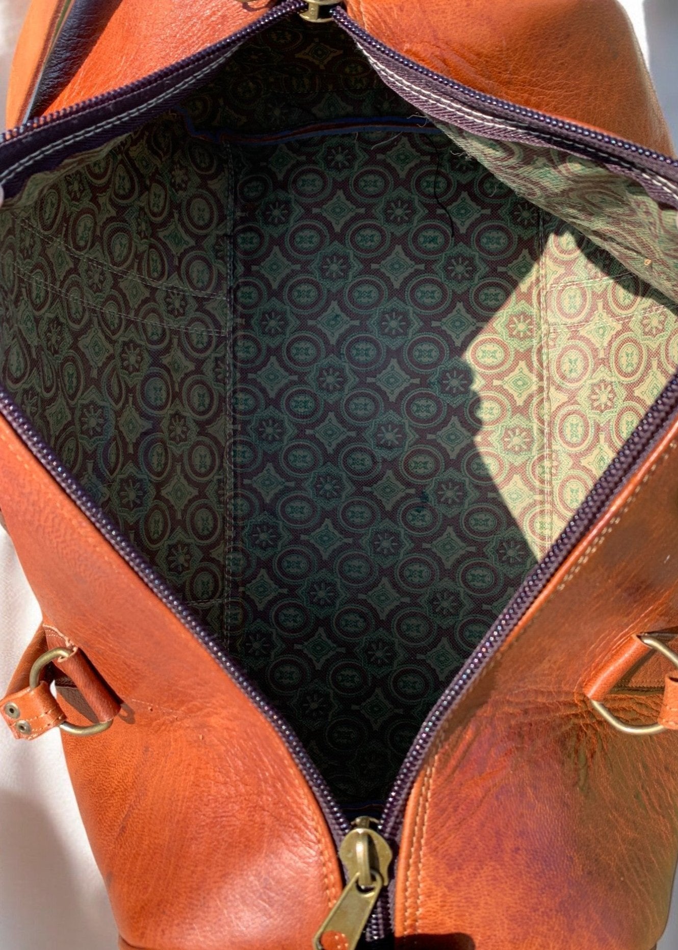 Sturdy leather travel bag